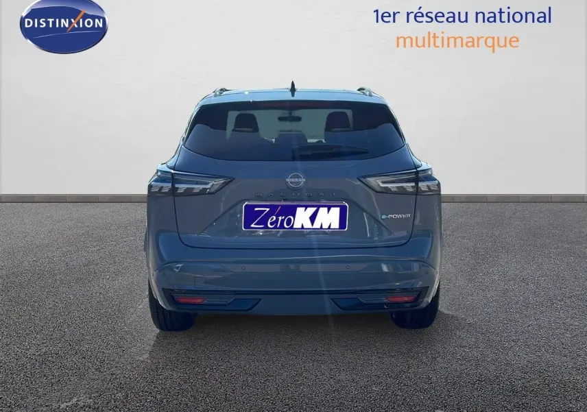 Vue arrière d'un Nissan Qashqai 1.5 VCT E-POWER 190CH N-DESIGN gris céramique métal avec toit noir, modèle 2025 hybride essence.