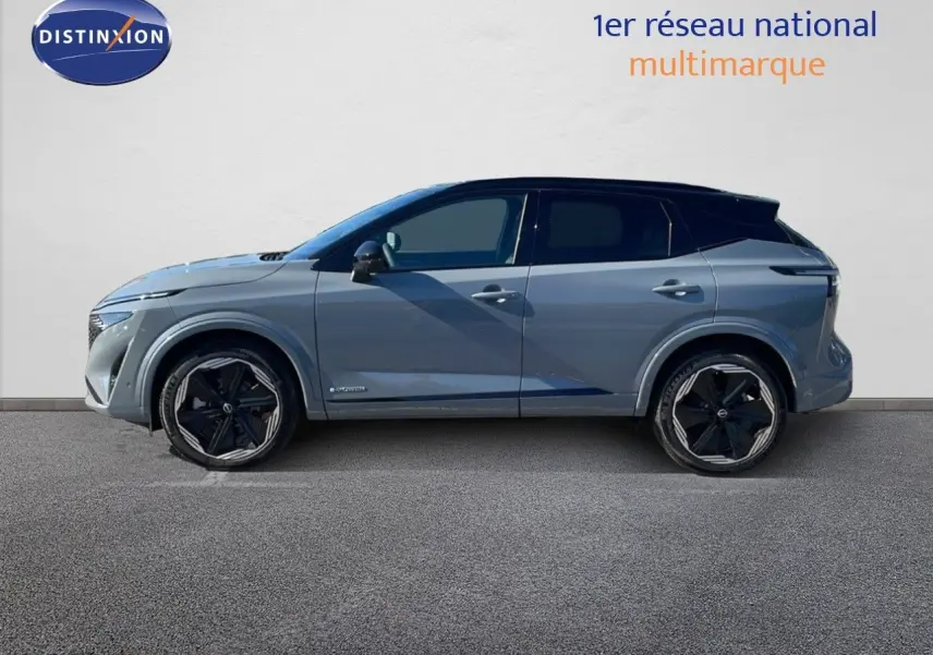 Profil droit du Nissan Qashqai 2025 gris céramique métal avec toit noir, roues noires et design moderne.