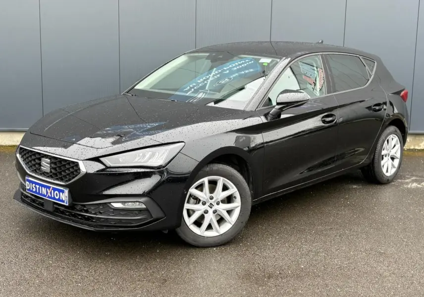 SEAT Leon 2024 noir Minuit vue 3/4 avant droit, avec jantes alliage 16 pouces et carrosserie brillante mouillée.