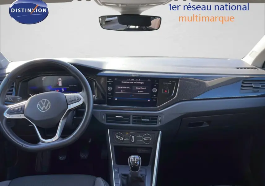 Vue intérieure du tableau de bord et volant noir du Volkswagen Taigo 2022, avec écran tactile et boîte manuelle.