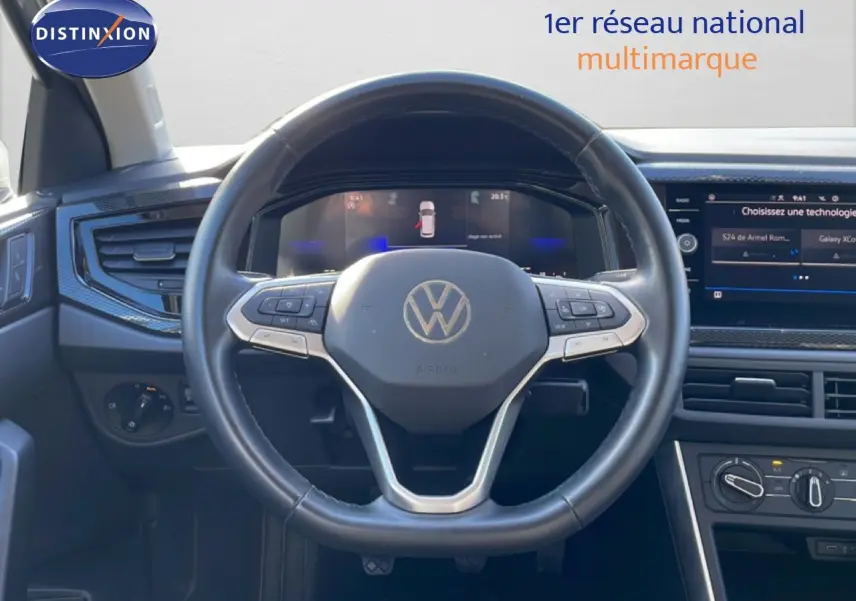 Vue frontale du volant noir en cuir du Volkswagen Taigo 2022 avec tableau de bord digital et écran tactile central.