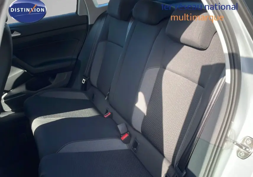 Vue intérieure côté droit des sièges arrière en tissu noir du Volkswagen Taigo 1.0 TSI 110CH Life Business couleur reflet d'argent métal.