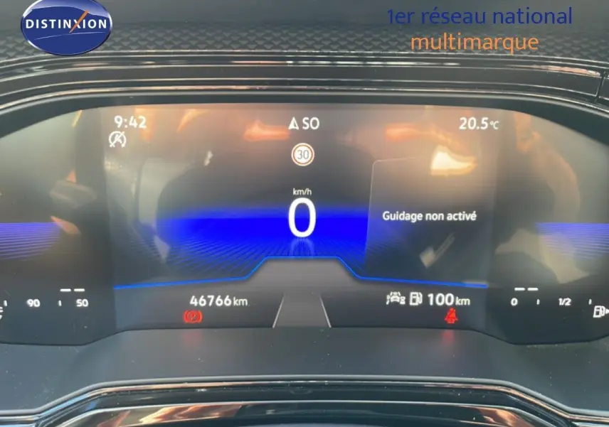 Vue rapprochée du tableau de bord numérique du Volkswagen Taigo 2022, affichage en bleu et noir avec informations de conduite.