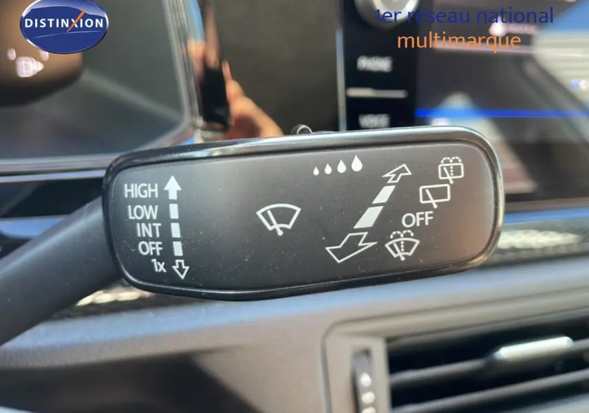 Gros plan sur la commande d’essuie-glace du Volkswagen Taigo 2022, finition argent métal, intérieur noir.