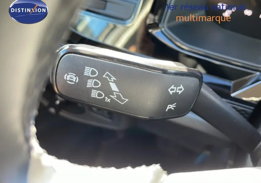 Gros plan sur la commande de clignotants et feux du Volkswagen Taigo 2022, intérieur noir, détails des symboles lumineux.