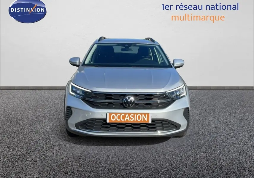 Vue frontale d'un Volkswagen Taigo 1.0 TSI 110ch Life Business en reflet d'argent métal avec calandre noire et feux LED.