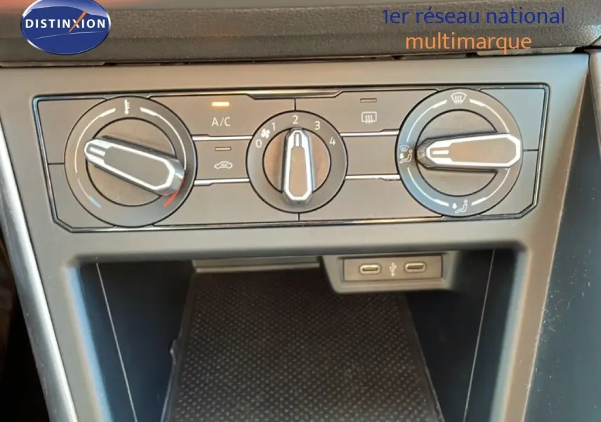Vue rapprochée des commandes de climatisation et des ports USB du Volkswagen Taigo 1.0 TSI 110ch Life Business 2022.