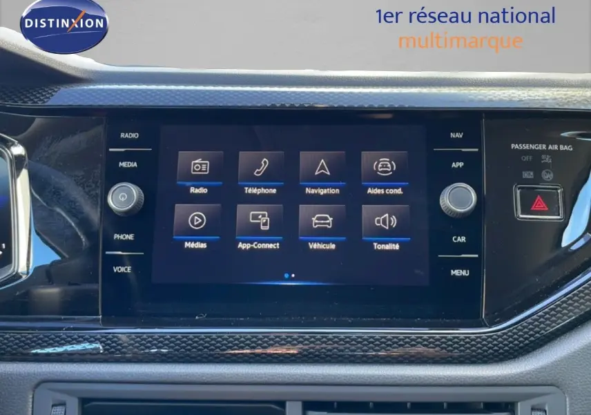 Vue rapprochée de l'écran tactile central du tableau de bord du Volkswagen Taigo 2022 finition Life Business, avec interface multimédia affichée.