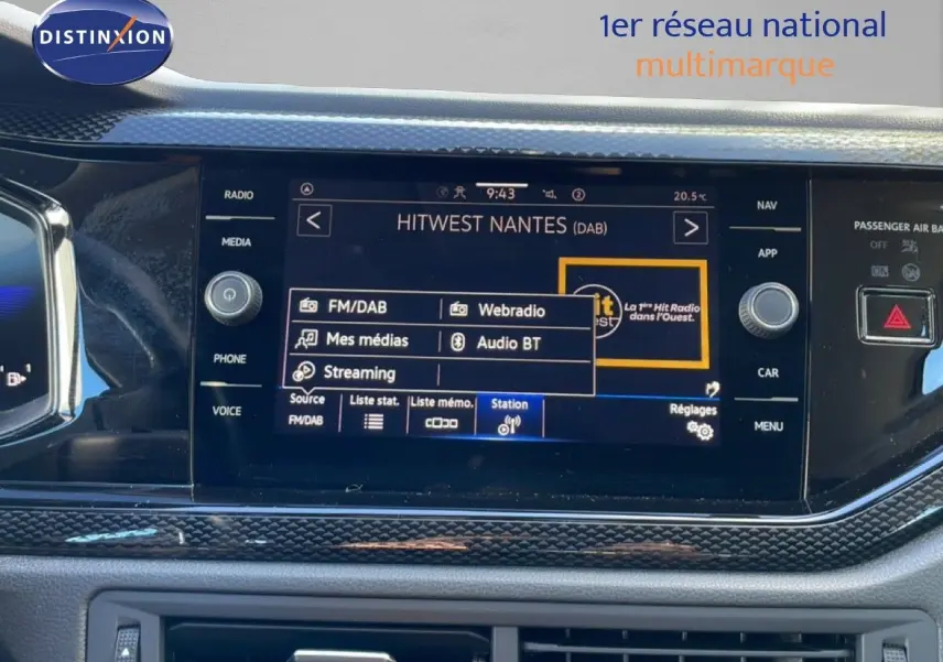 Vue rapprochée de l’écran multimédia tactile du Volkswagen Taigo 2022, affichant la radio FM/DAB avec interface moderne.