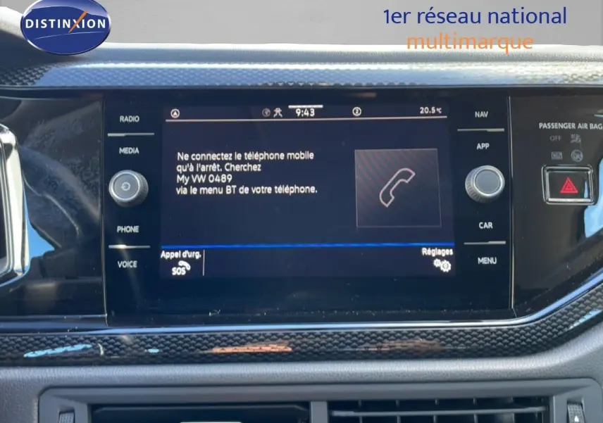 Écran central tactile du tableau de bord du Volkswagen Taigo 2022 affichant les instructions de connexion Bluetooth.