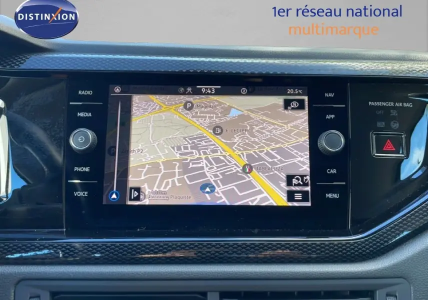 Vue rapprochée de l'écran tactile central avec navigation GPS du Volkswagen Taigo 2022 finition Life Business.