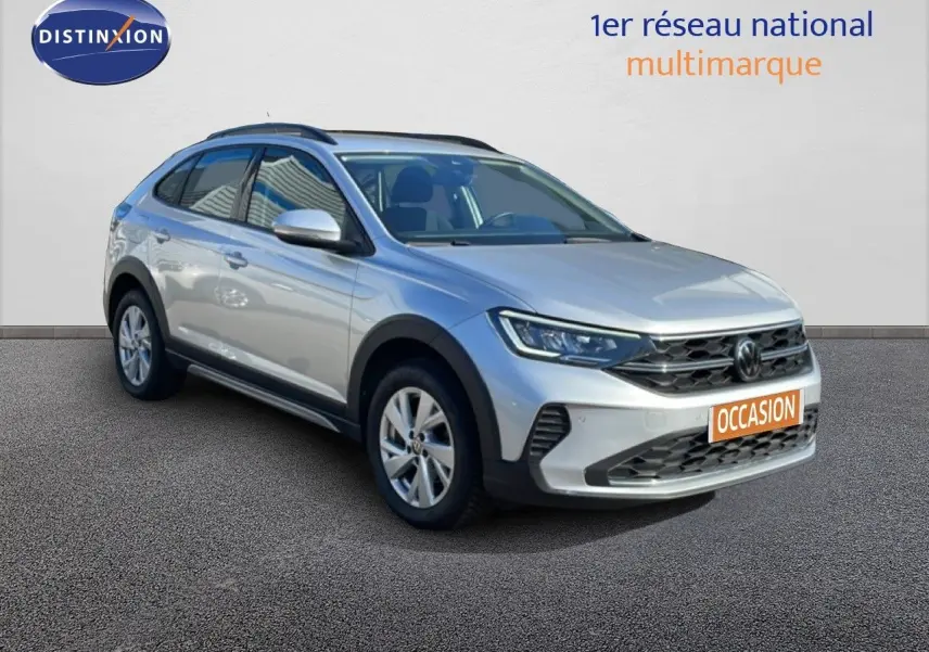 Volkswagen Taigo 2022 argent métal en 3/4 avant droit avec calandre noire et jantes alliage 16 pouces.