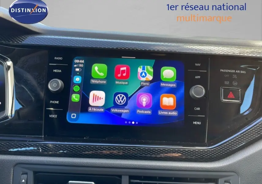 Vue rapprochée de l'écran tactile central du tableau de bord du Volkswagen Taigo 2022 couleur reflet d'argent.