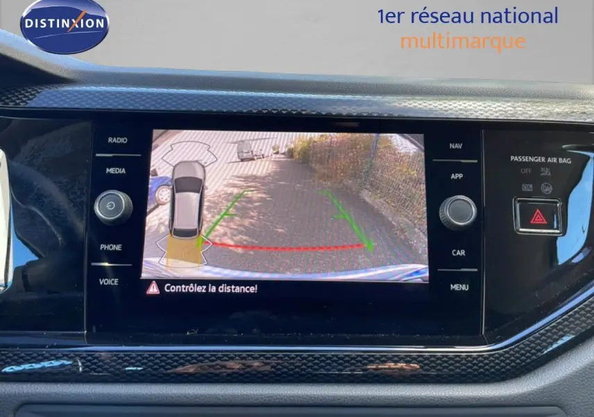 Écran central du Volkswagen Taigo 2022 montrant la caméra de recul avec guidage de trajectoire en extérieur.