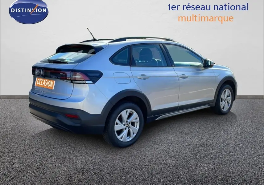 Vue 3/4 arrière droite d’un Volkswagen Taigo 1.0 TSI 110ch Life Business argent métallisé avec toit ouvrant et jantes alliage.