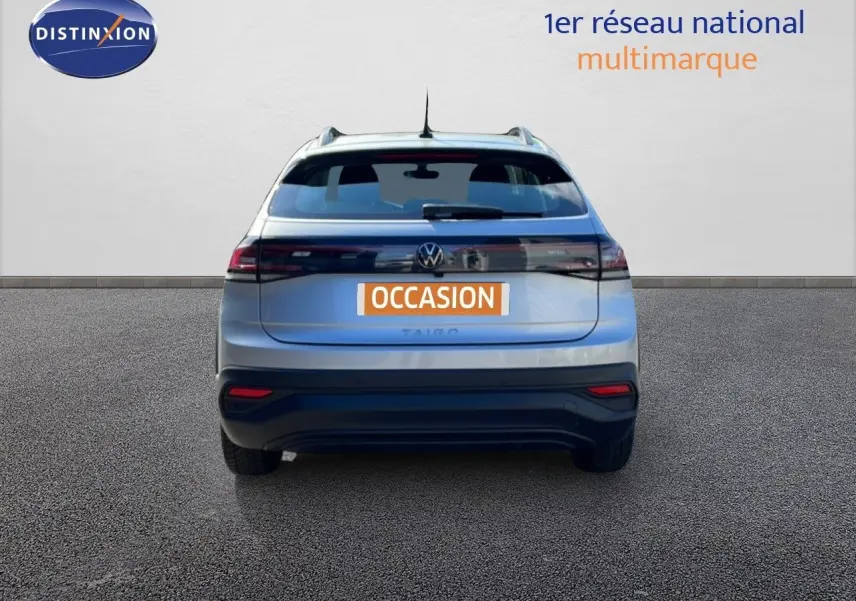 Vue arrière d'un Volkswagen Taigo 2022 couleur reflet d'argent métal avec feux arrière LED et logo central visible.