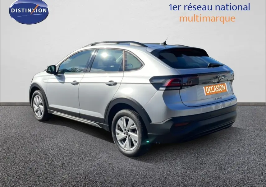 Volkswagen Taigo 2022 reflet d'argent métal en 3/4 arrière droit, avec feux arrière foncés et jantes alliage.