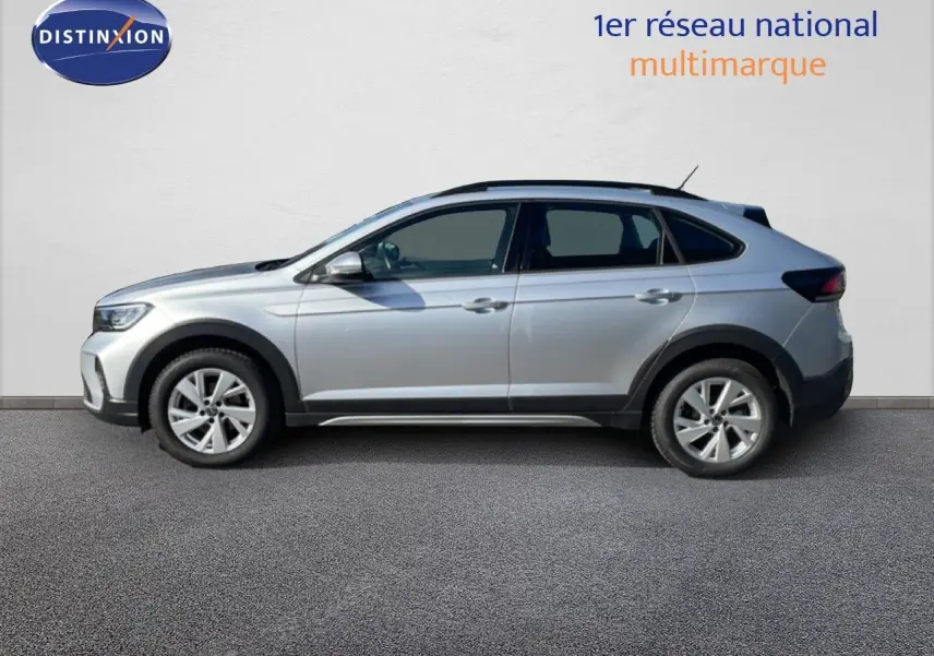 Volkswagen Taigo 1.0 TSI 110ch Life Business en reflet d'argent métal, vue profil côté gauche sur fond neutre.