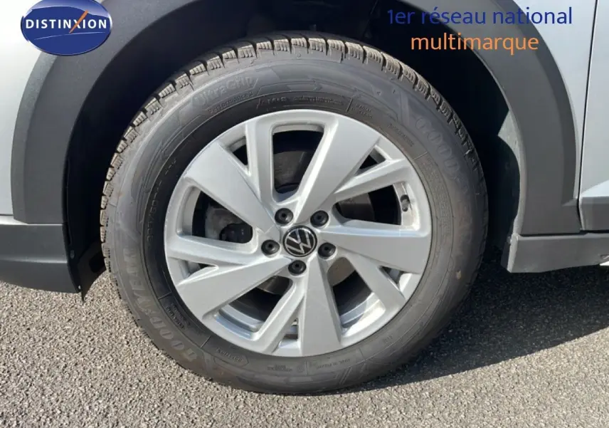 Gros plan sur la roue avant droite argentée d’un Volkswagen Taigo 2022 couleur reflet d’argent métal.