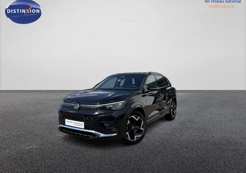 Volkswagen Tiguan noir en 3/4 avant droit, avec jantes alliage noir et calandre distinctive R-Line.