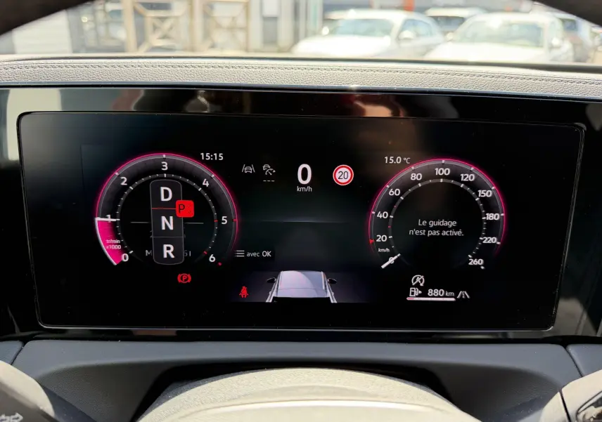 Affichage Digital Cockpit Pro du Volkswagen Tiguan 2025 en gros plan, avec compte-tours et vitesse numériques à fond noir.