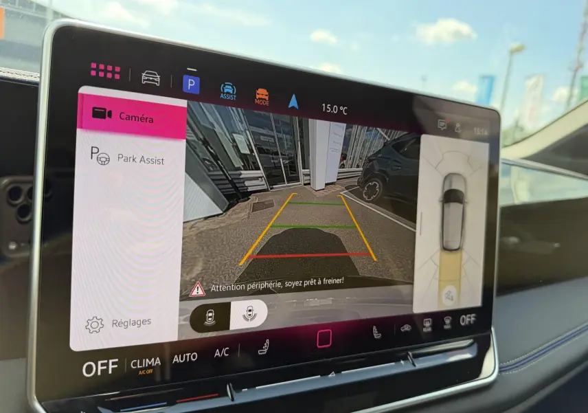 Écran tactile du système Park Assist affichant la caméra de recul dans un Volkswagen Tiguan noir, vue intérieure.