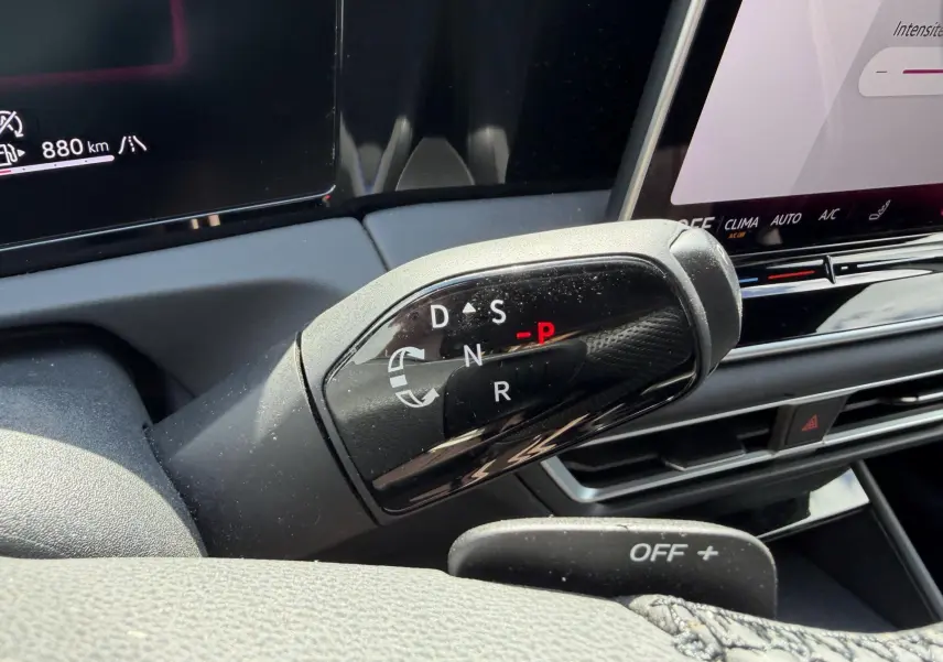 Gros plan sur le levier de vitesses DSG7 noir brillant dans l’habitacle du Volkswagen Tiguan 2025.