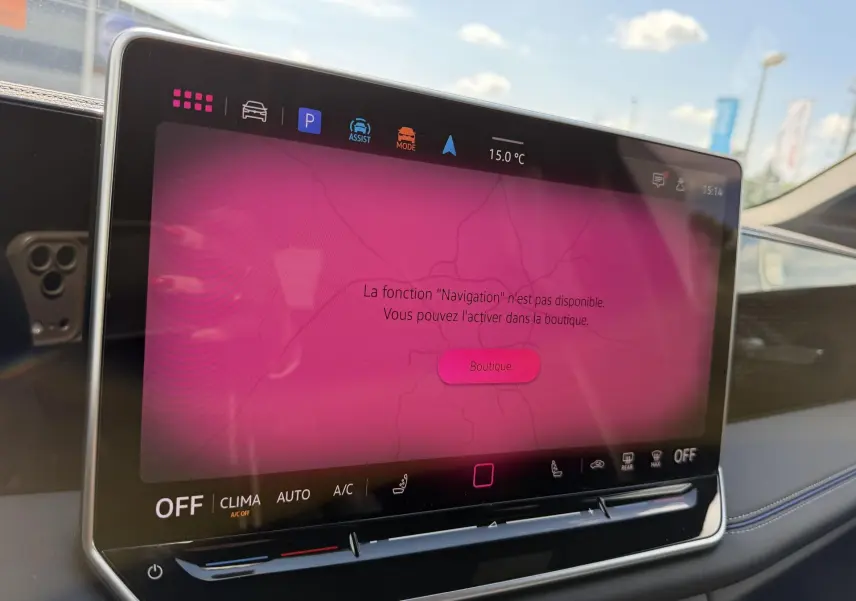 Écran tactile central du Volkswagen Tiguan 2025 affichant un message rose sur la fonction navigation désactivée.