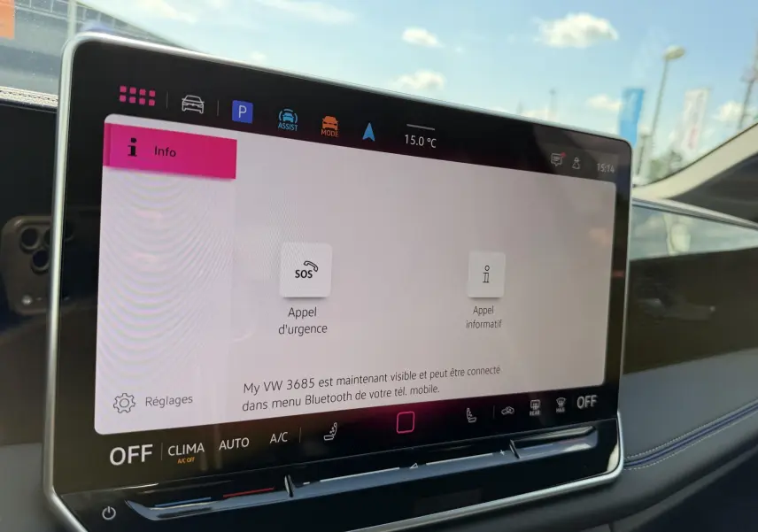 Écran tactile Digital Cockpit Pro du Volkswagen Tiguan 2025, vue intérieure côté passager, affichage clair et moderne.