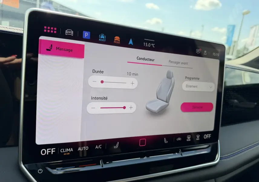 Écran tactile central du Volkswagen Tiguan 2025 affichant le menu massage siège conducteur avec réglage durée et intensité.