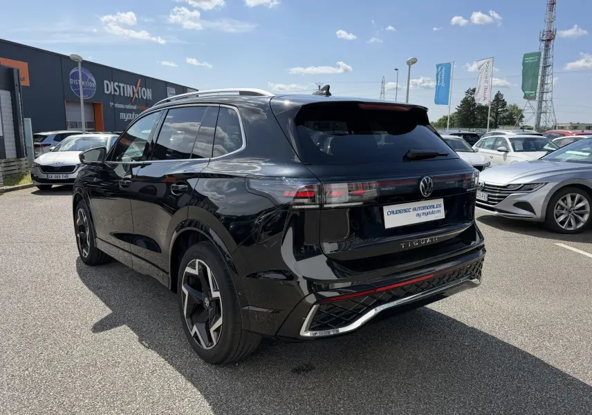 Volkswagen Tiguan noir vu en 3/4 arrière droit, avec jantes alliage noir et feux arrière LED 3D.