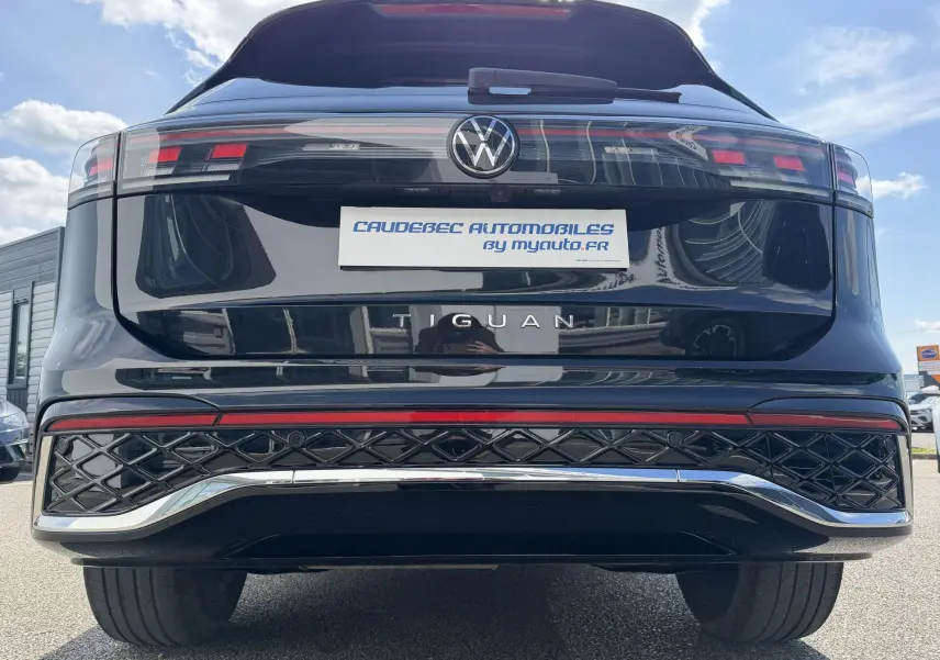 Vue arrière basse du Volkswagen Tiguan noir 2025 avec feux LED 3D et logo central brillant.