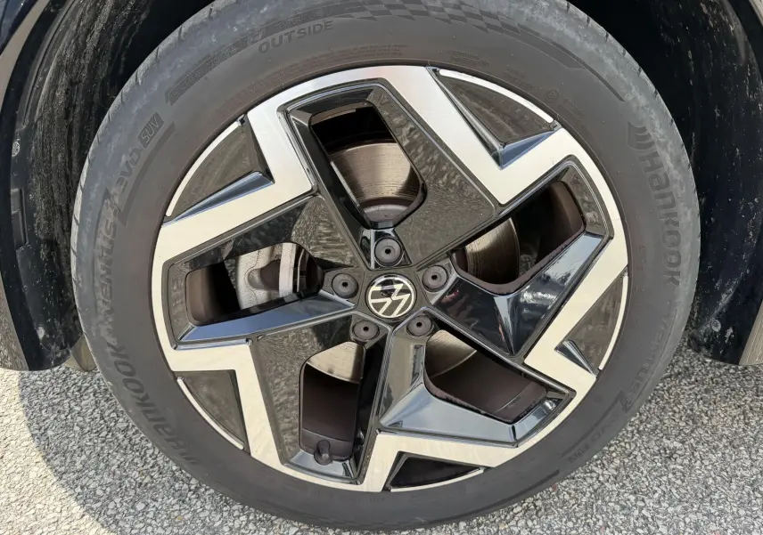 Gros plan sur la jante alliage 19 pouces noire et argent du Volkswagen Tiguan 2025 avec pneu Hankook.