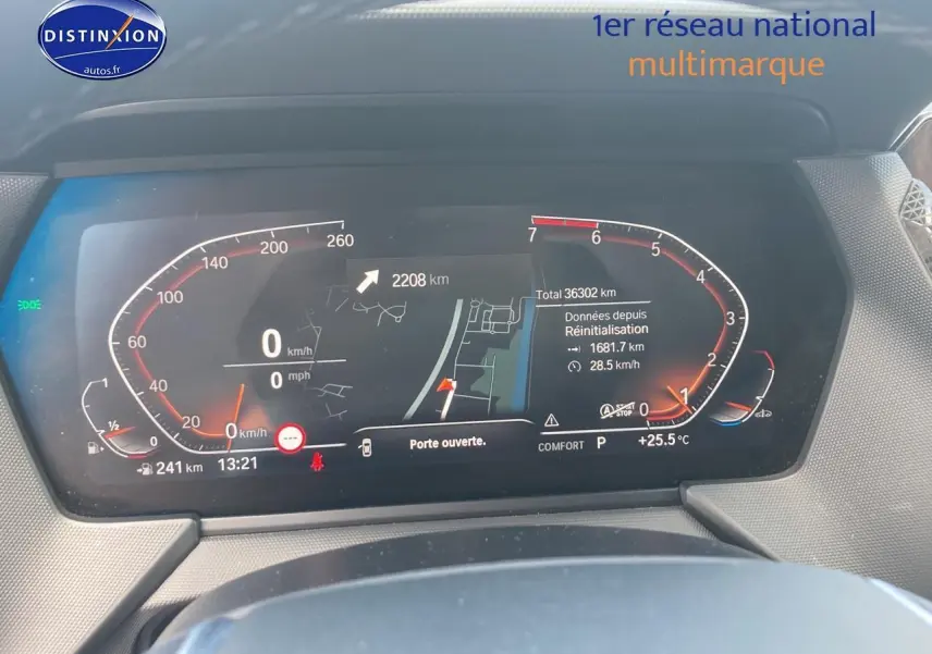 Tableau de bord numérique de BMW Série 1 gris foncé, affichant vitesse, navigation et alertes à l'arrêt.