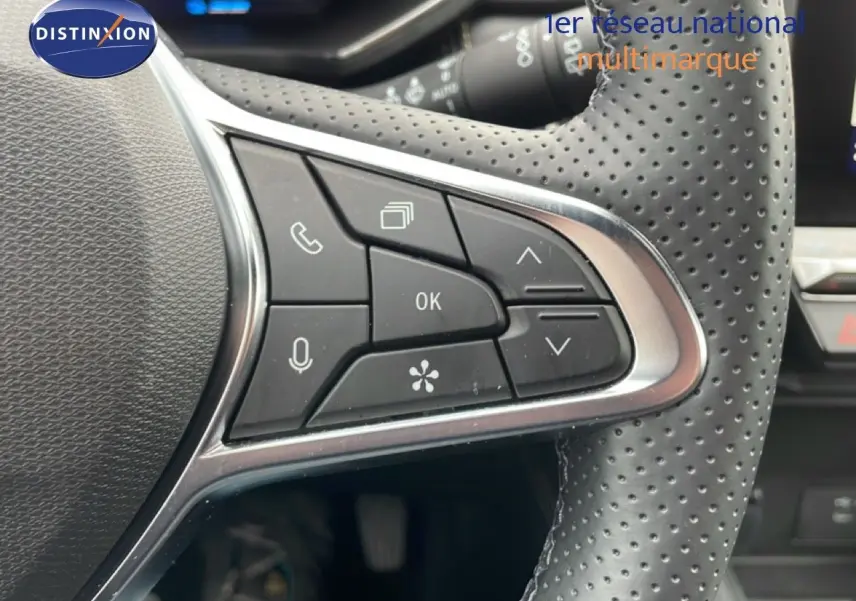 Gros plan sur les commandes au volant en cuir perforé noir de la Renault Symbioz E-Tech Full Hybrid 2025.