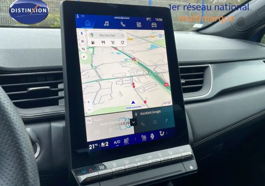 Vue intérieure du tableau de bord du Renault Symbioz bleu Iron Metal 2025, avec écran tactile central affichant la navigation.