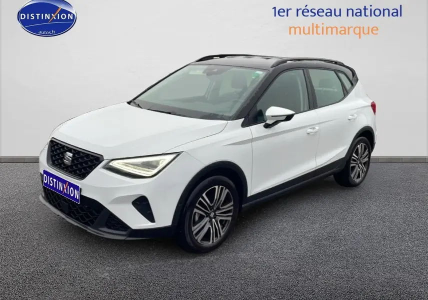 SEAT Arona blanc Nevada avec toit noir, vue 3/4 avant droit, jantes 17 pouces Urban Design visibles.