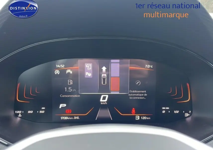 Tableau de bord numérique du SEAT Arona 2025 affichant la consommation, la vitesse à 0 km/h et l'assistance au stationnement.