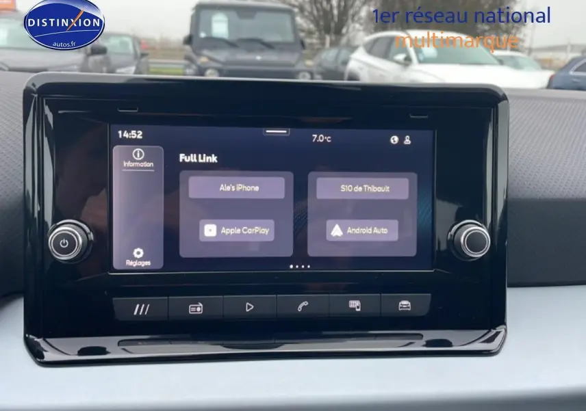 Écran tactile central du système multimédia HD 8,25 pouces dans l'habitacle du SEAT Arona blanc Nevada 2025.