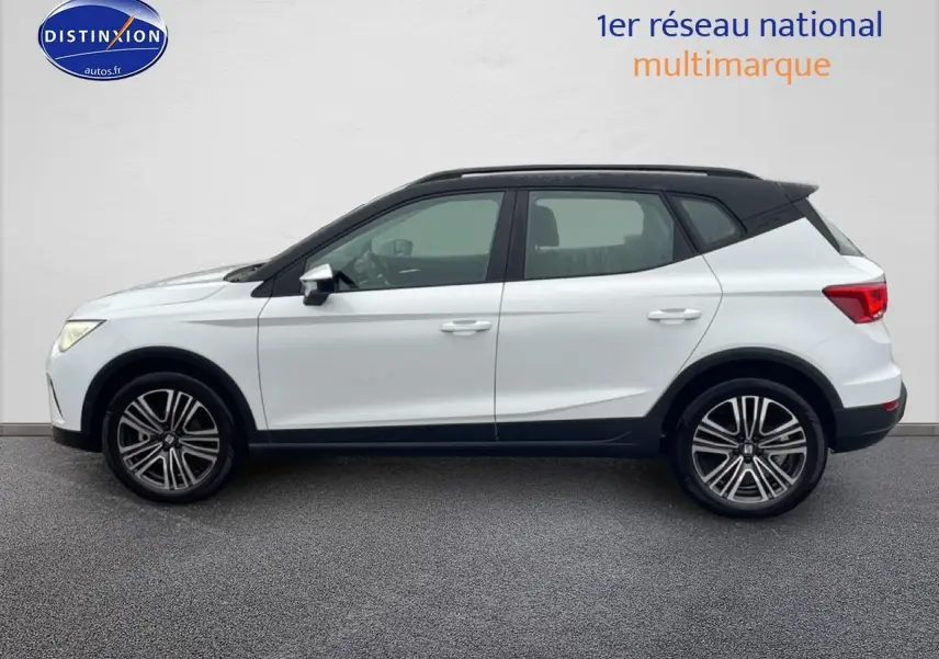 SEAT Arona blanc Nevada toit noir vu de profil côté gauche avec jantes 17 pouces Urban Design.