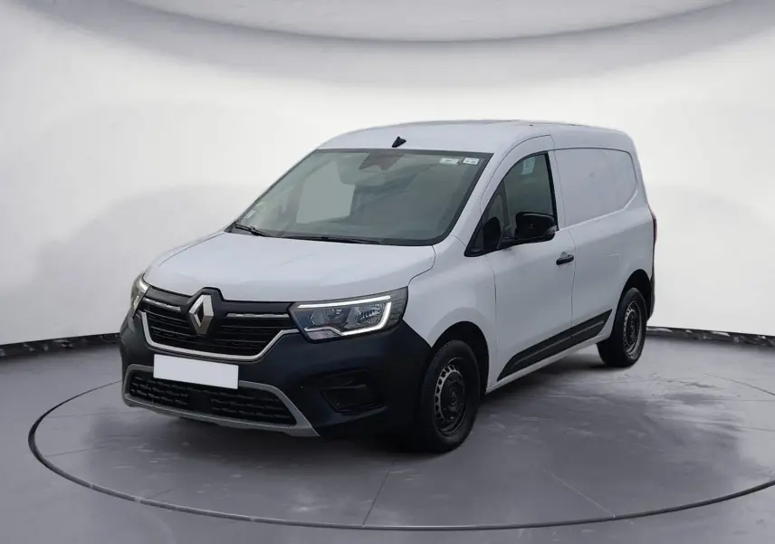 Renault Kangoo blanc en 3/4 avant droit, fourgon utilitaire avec pare-chocs noirs et jantes acier noires.