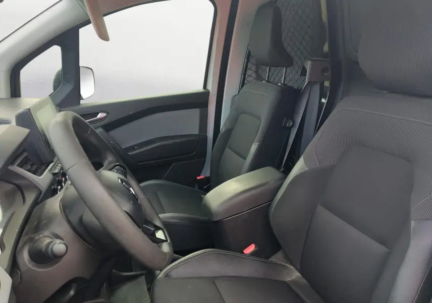 Intérieur du Renault Kangoo 2022 vu côté conducteur, sièges noirs avec cloison pivotante en arrière-plan.