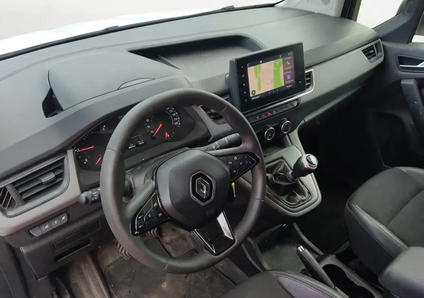 Vue intérieure côté conducteur du Renault Kangoo 2022 avec volant multifonction, boîte manuelle et écran tactile central.