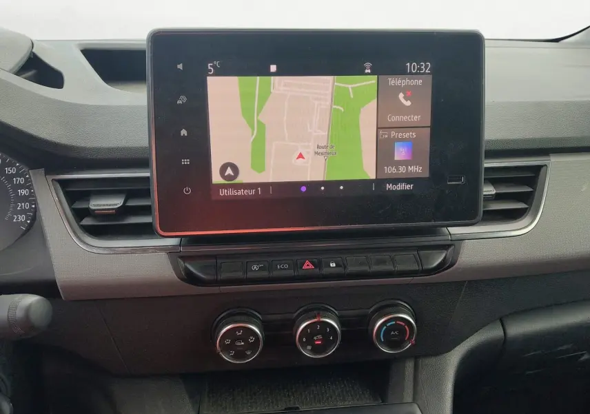 Vue rapprochée du tableau de bord du Renault Kangoo blanc 2022, avec écran tactile affichant la navigation GPS.