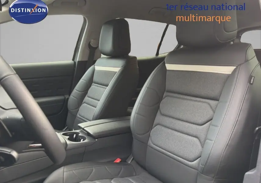 Vue intérieure montrant les sièges avant en tissu gris et cuir noir du Citroën C5 Aircross 2025, finition haut de gamme.
