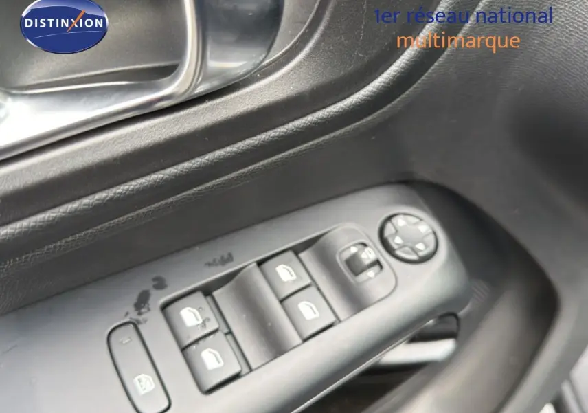 Gros plan sur les commandes de lève-vitres et rétroviseurs côté gauche d’un Citroën C5 Aircross gris platinium 2025.