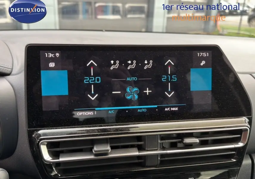 Vue rapprochée de l’écran tactile de climatisation du Citroën C5 Aircross gris platinium, affichant les réglages de température.