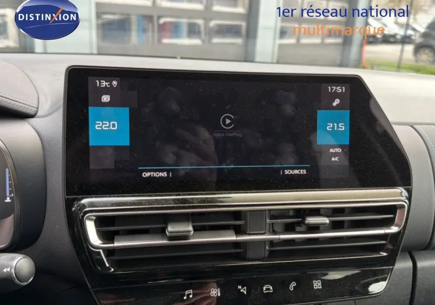 Vue rapprochée de l'écran tactile central et des aérateurs du tableau de bord du Citroën C5 Aircross gris platinium 2025.