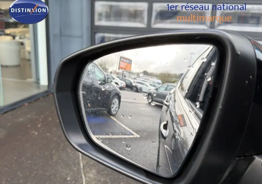 Rétroviseur côté droit montrant la carrosserie gris platinium métal du Citroën C5 Aircross 2025 en hybride, avec gouttes de pluie visibles.