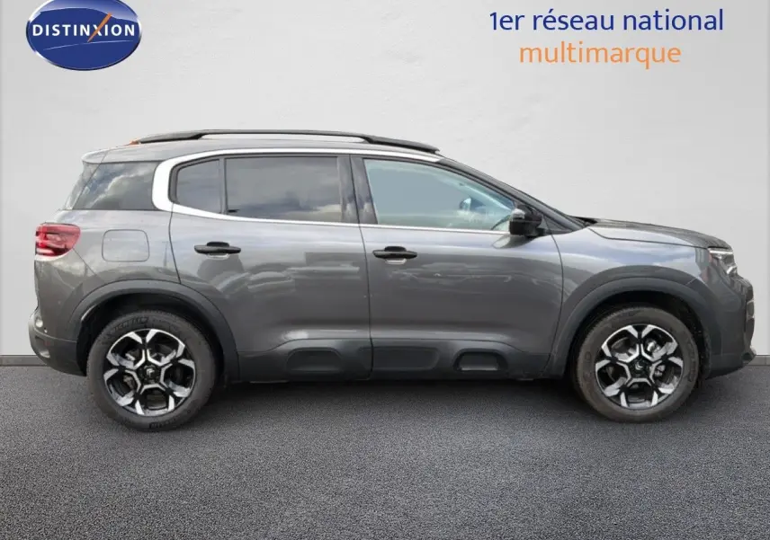 Vue de profil côté droit d'un Citroën C5 Aircross gris platinium métallisé avec jantes noires et toit noir.
